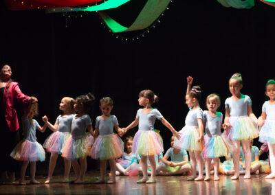 Corso di Giocodanza® a Sarnano con Ilaria Battaglioni per bambini e bambine dai 3 ai 7 anni - Scuola di Arti Sceniche e Performative APS Circolo di Piazza Altra - 2023 - Il Circo tra le Stelle