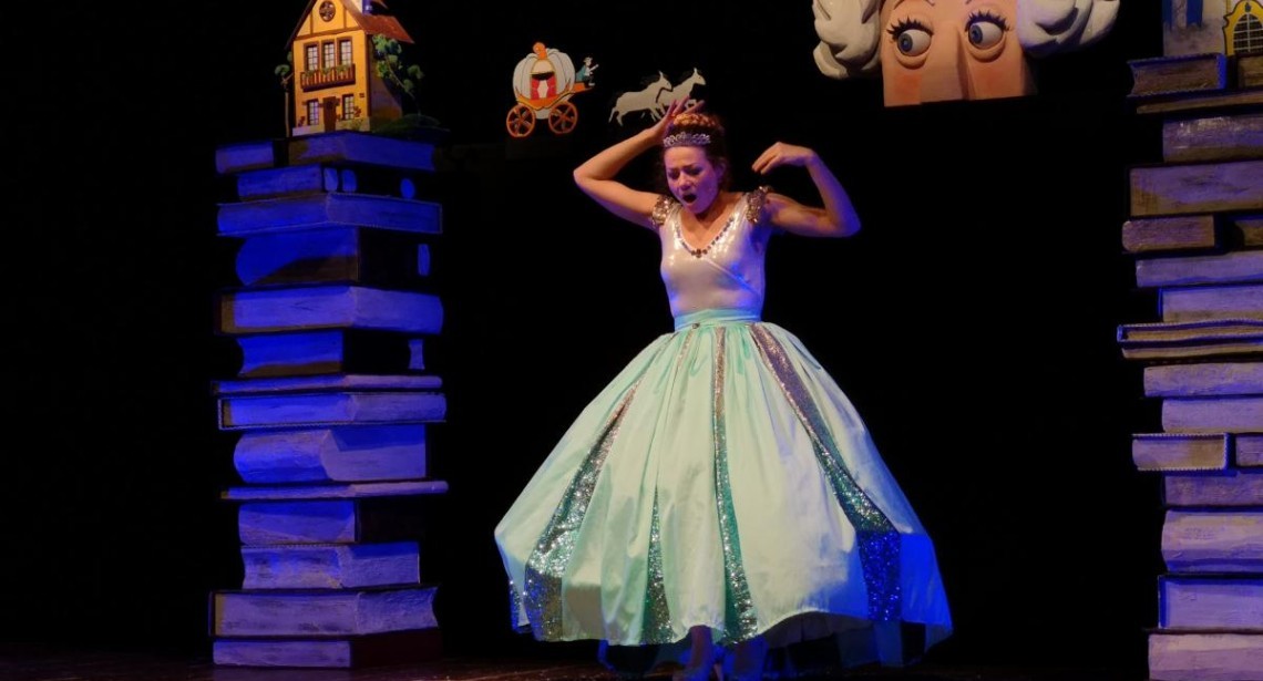 cenerentola_in_bianco_e_nero Cenerentola in bianco e nero - spettacolo teatrale per bambini - Storie nel Borgo - Sarnano 7 agosto 2024 ore 21.30