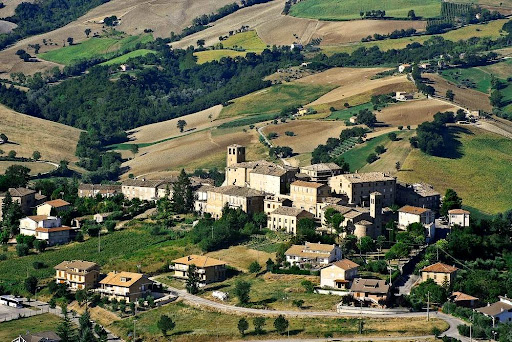 monteleone Vivere il territorio<br />
21 agosto ore 16.30 - ritrovo Piazza della Libertà<br />
“Monteleone di Fermo: storia arte e leggende”<br />
Passeggiata guidata gratuita con il Prof. Enrico Giannini Informazioni e<br />
prenotazioni: 3395071248