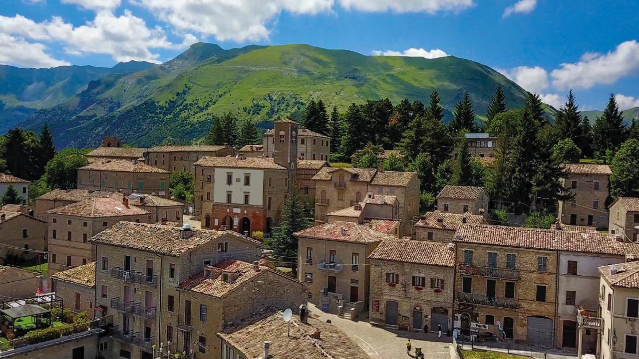 montemonaco Vivere il territorio<br />
25 luglio ore 16.30 - ritrovo Piazza della Libertà<br />
“Montemonaco: storia arte e leggende”<br />
Passeggiata guidata gratuita con il Prof. Onorato Diamanti Informazioni e<br />
prenotazioni: 3395071248