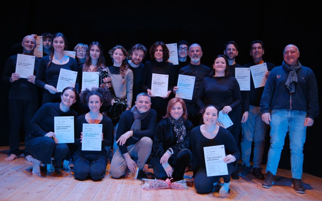 “Tutto il mondo è palcoscenico”: alta formazione teatrale come pratica di comunità